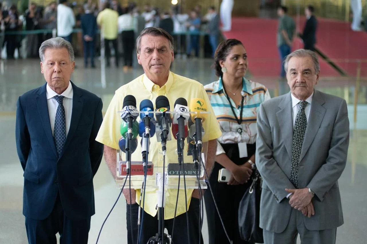 Bolsonaro recebe apoio de Arthur Virgílio e Agripino Maia