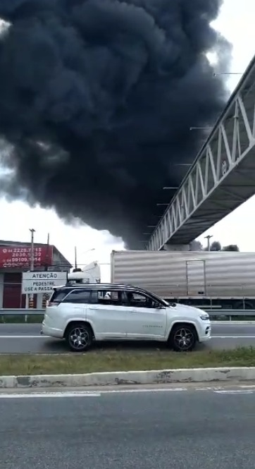 VÍDEO: Incêndio atinge loja de pneus em Parnamirim