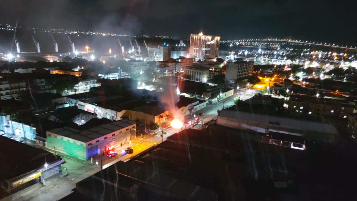 VÍDEO: Carro da STTU é incendiado em frente ao prédio da Secretaria