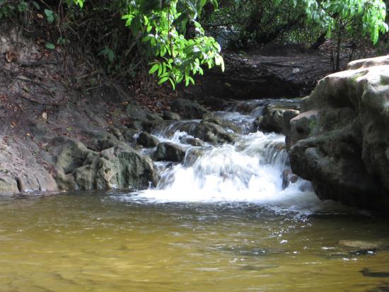 Turistas são assaltados e um é baleado na Cachoeirinha de Pitangui porque ouvia jingle de Bolsonaro