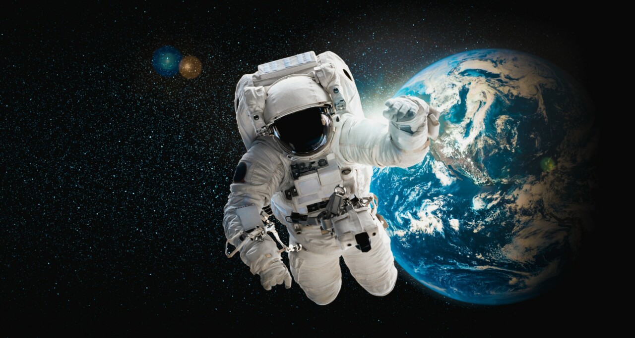 NO MUNDO DA LUA: Idosa paga R$ 160 mil ao namorado que diz ser astronauta e precisava retornar à Terra