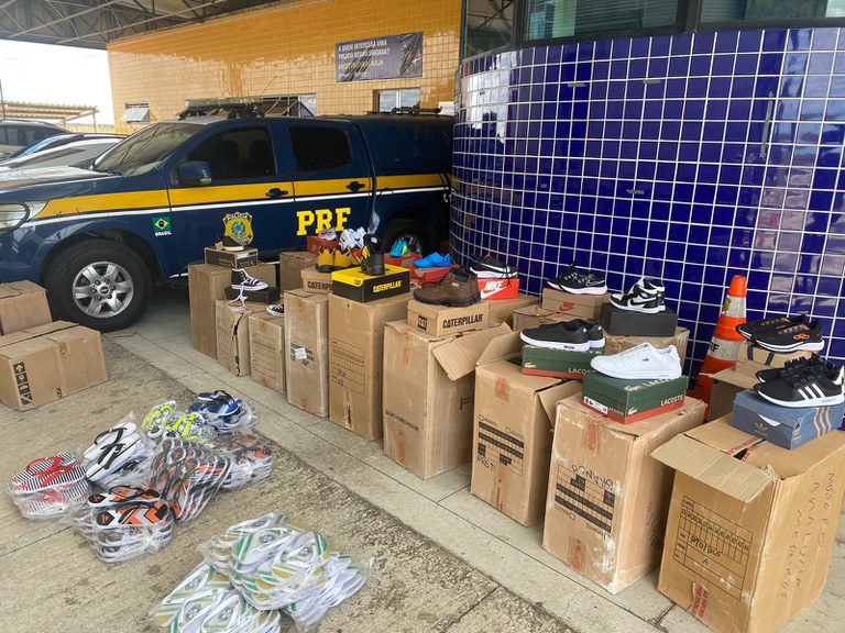 Após prisão de motoristas bêbados, PRF apreende 444 pares de calçados falsificados no RN