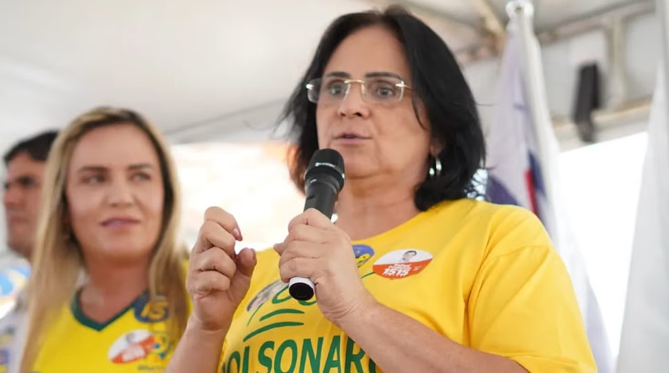“Partido das Trevas inventou que mulheres não amam Bolsonaro”, diz Damares
