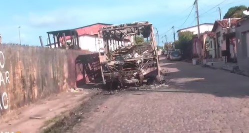 Ônibus escolar e patrol são incendiados em Baía Formosa