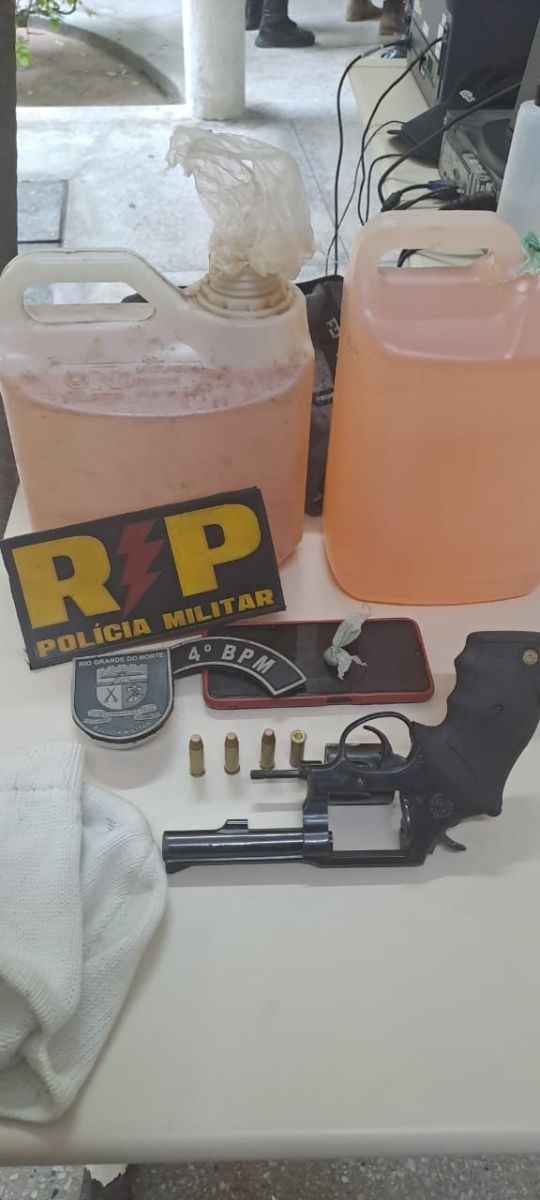 Bandidos são presos com arma e galões de gasolina em Natal