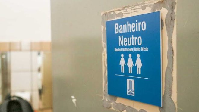 Banheiro unissex entra na campanha presidencial; medida traz risco às meninas