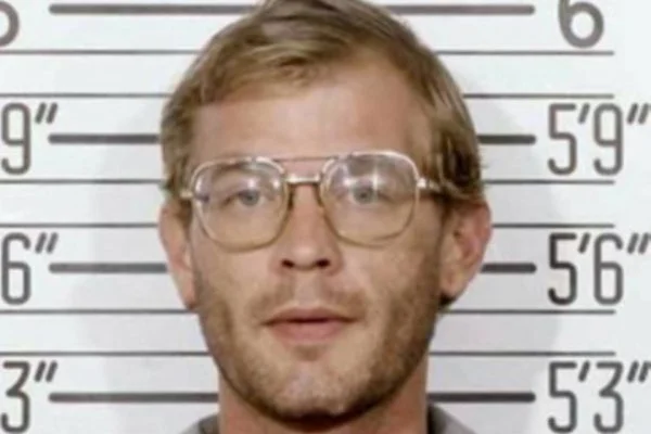 Urna funerária de Jeffrey Dahmer é colocada à venda por R$ 1 milhão