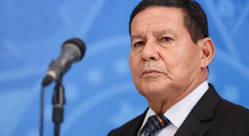 “Patriotas resistem com coragem face ao ódio”, diz Mourão