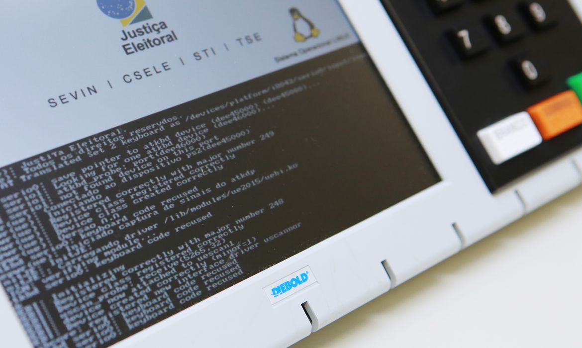 Defesa não cita fraudes, mas vê risco de ‘código malicioso’ em urnas