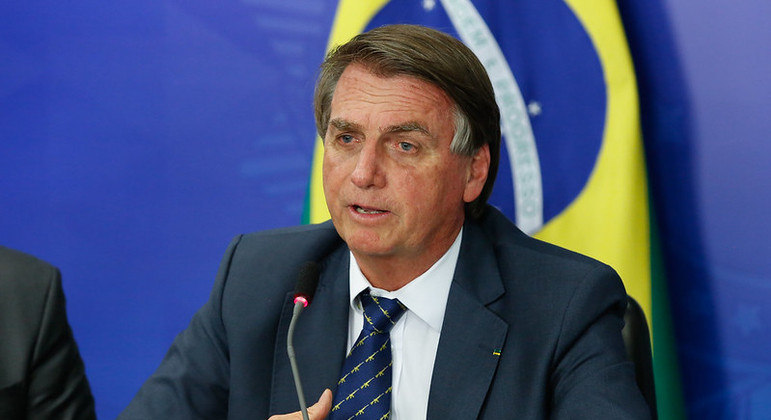 Bolsonaro cogita sair do país para não passar faixa para Lula