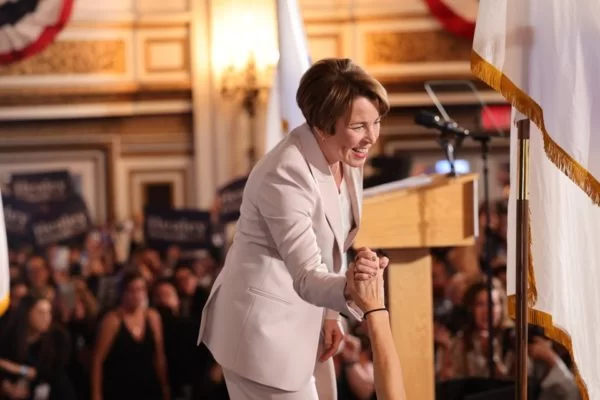Massachusetts elege a 1ª governadora abertamente lésbica dos EUA