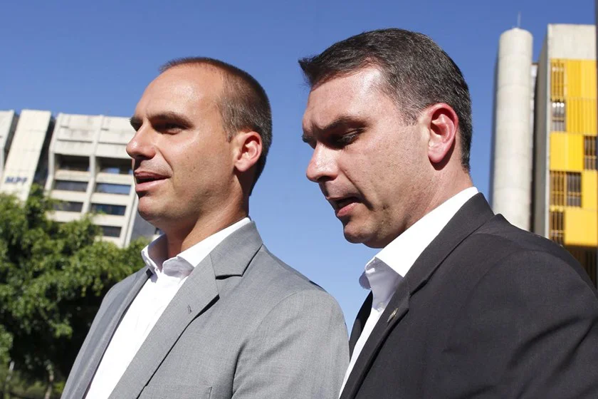 Flávio e Eduardo Bolsonaro vão a embaixada pedir cidadania italiana
