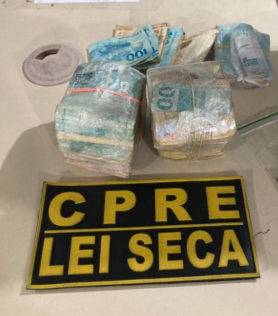 Operação Lei Seca prende acusado de homicídio portando R$ 25 mil e drogas em Natal