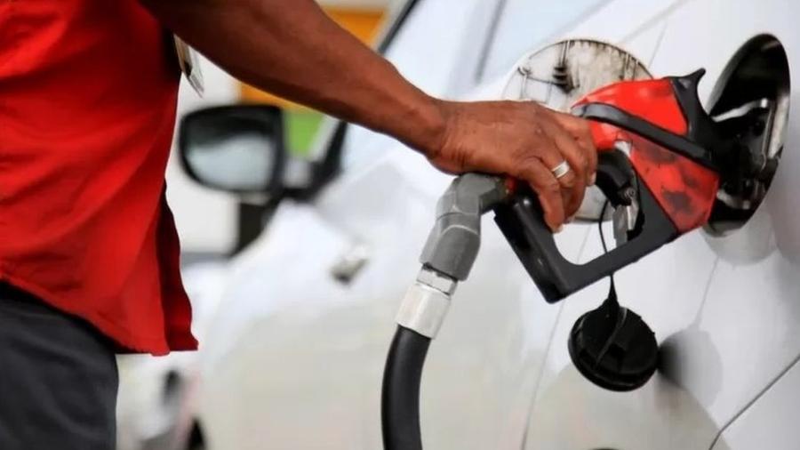 Gasolina sobe pela terceira semana seguida nos postos de combustíveis
