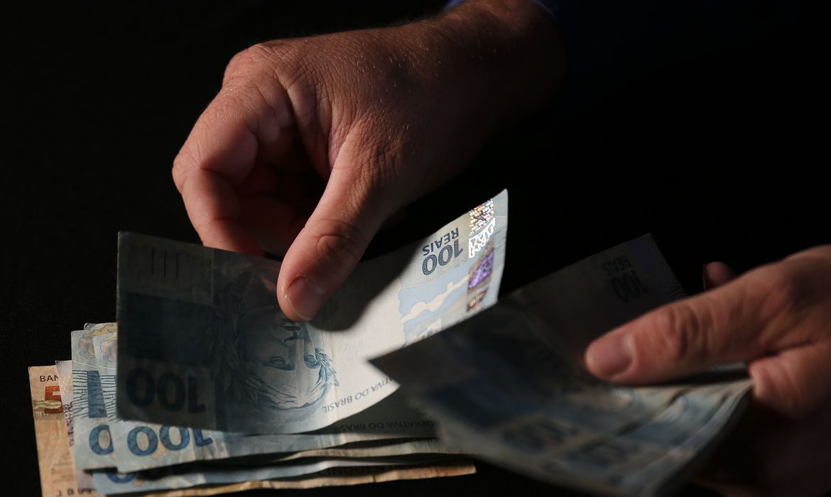 Dólar dispara e Bolsa tomba com discurso de Lula e inflação