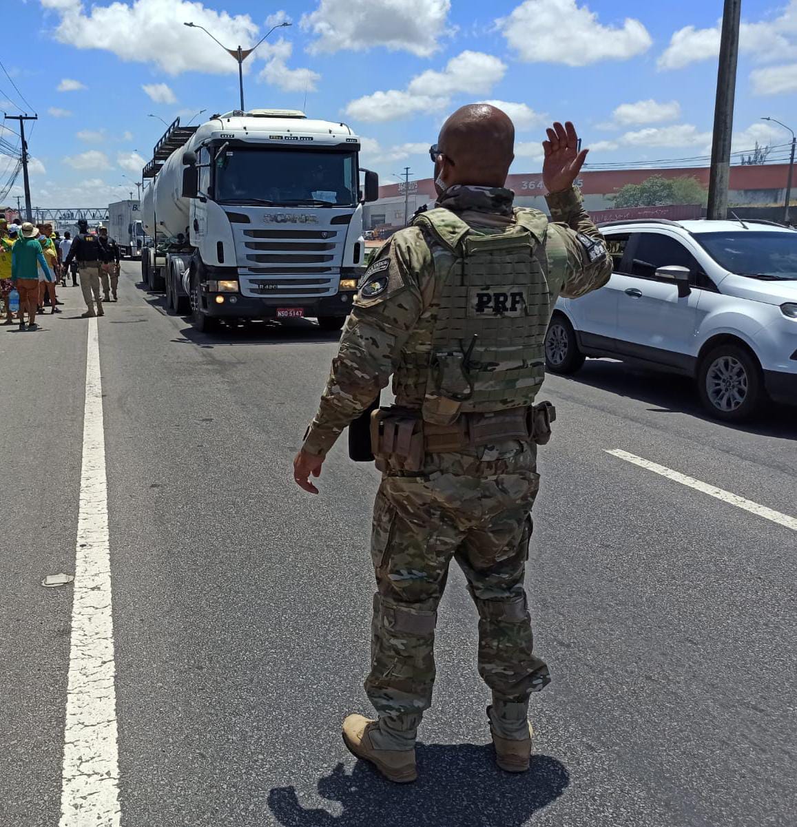 Superintendente da PRF explica uso da força para liberar BR-101 em Parnamirim