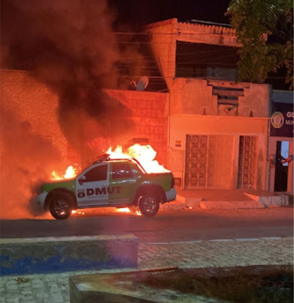 Criminosos incendeiam viatura da Polícia Militar em Macau