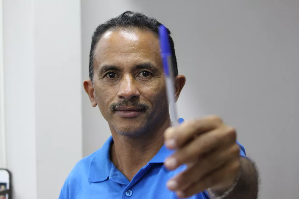 Autor de hit ‘Caneta Azul’ é vítima de fake news e cai em golpe de falso empresário