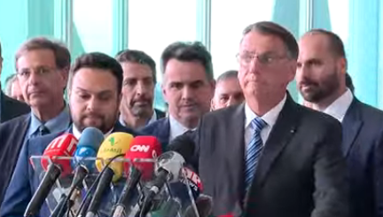 VÍDEO: Em pronunciamento curto, Bolsonaro diz que 'manifestações pacíficas são bem-vindas' e critica ocupações