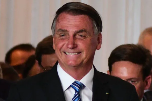 Bolsonaro amplia reclusão e delega a Mourão tarefas do dia a dia