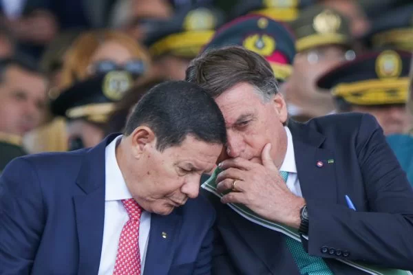 Mourão: Bolsonaro deve entregar faixa e provocar Lula “no ouvidinho”