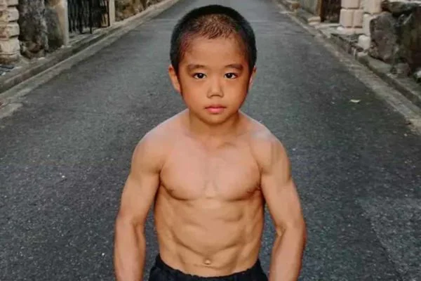 Físico musculoso de menino de 12 anos impressiona: “Mini Bruce Lee”