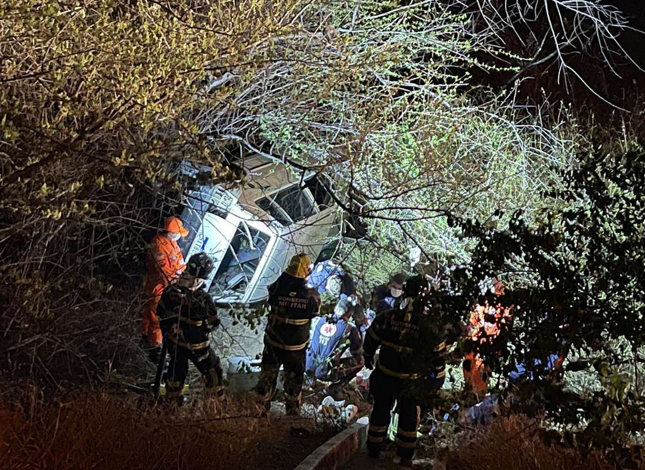 Motorista morre após sair da pista e tombar carro no Seridó do RN