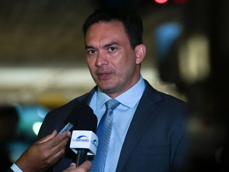 Styvenson foi o único senador do RN a votar contra PEC que garante R$ 600 do Bolsa Família