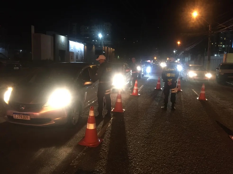 Mulher larga carro na rua e se esconde em banheiro de bar para escapar da Lei Seca