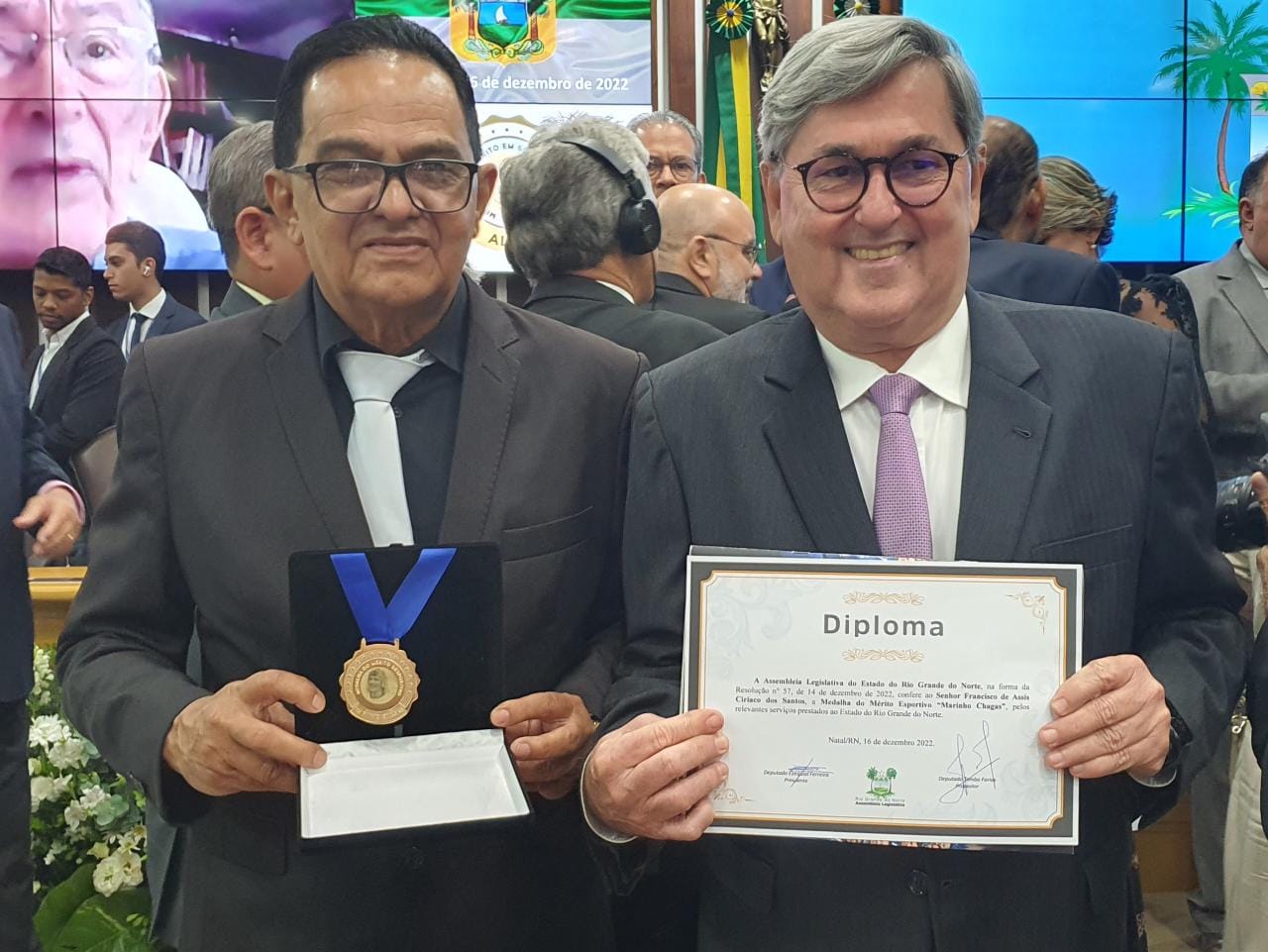 “Muito feliz”, diz o técnico Francisco Diá, ao receber “Medalha do Mérito Desportivo” por indicação do deputado Tomba Farias