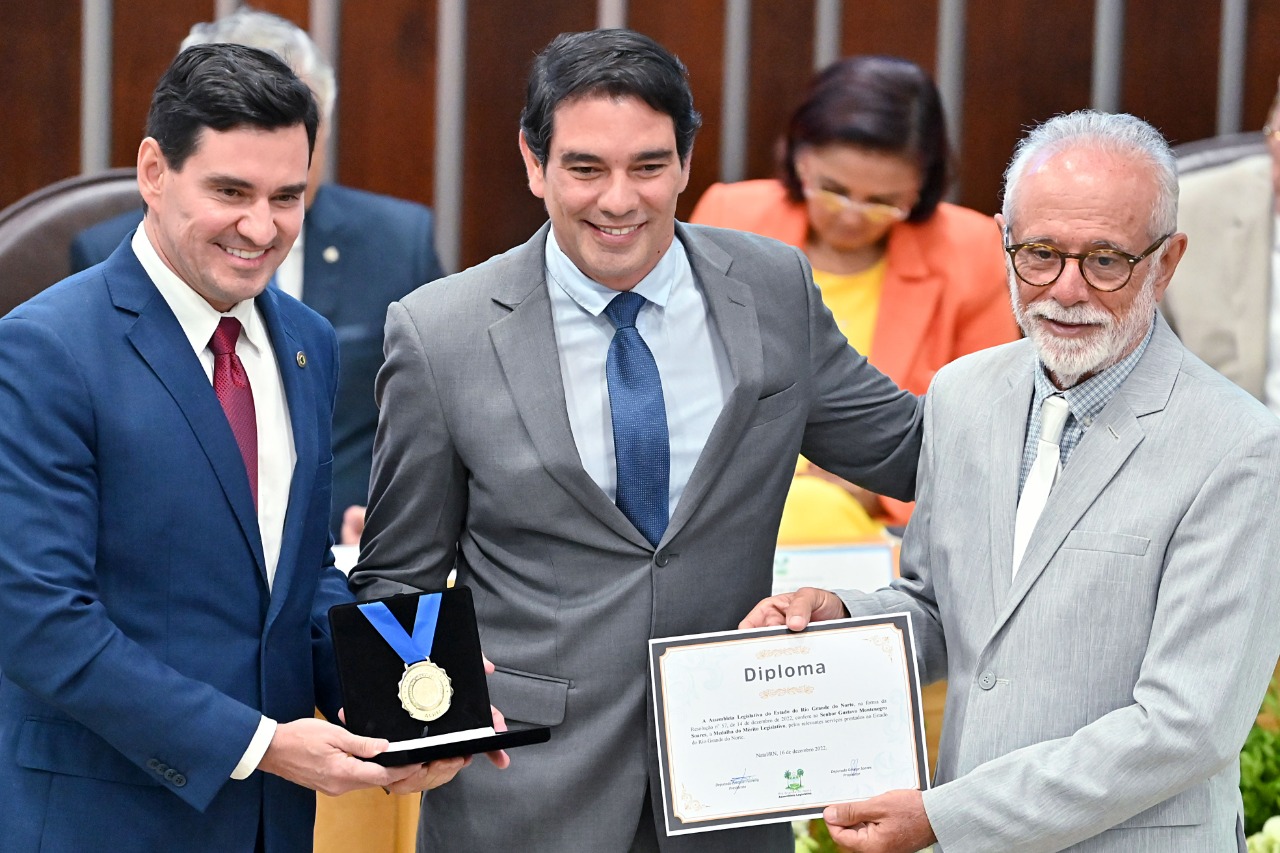 Chefe do executivo assuense recebe medalha de Mérito Legislativo da ALRN