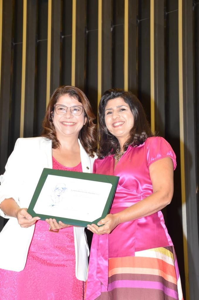 Carla Dickson entrega Diploma Mulher-Cidadã Carlota Pereira de Queirós para promotora Erica Canuto, segunda mulher no RN a receber a honraria