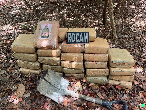 PM apreende 50 quilos de maconha durante patrulhamento na Vila de Ponta Negra