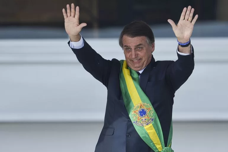 Equipe da posse de Lula teme que Bolsonaro leve a faixa presidencial