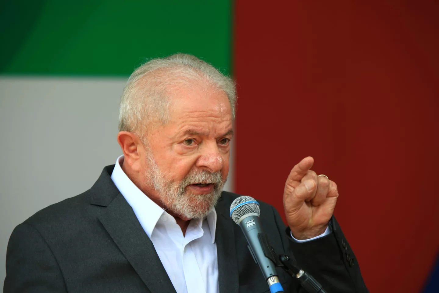 Lula ironiza Bolsonaro ao beber água: “Achava que era cachaça”