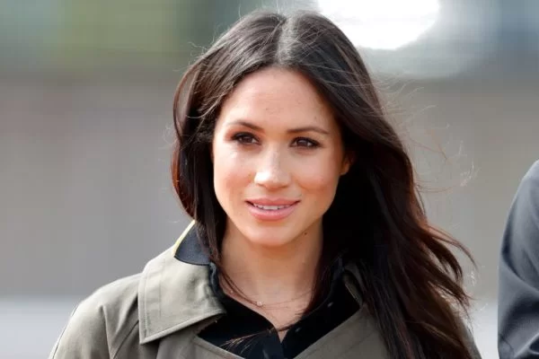 Meghan relata só ter sido tratada como mulher negra após namorar Harry