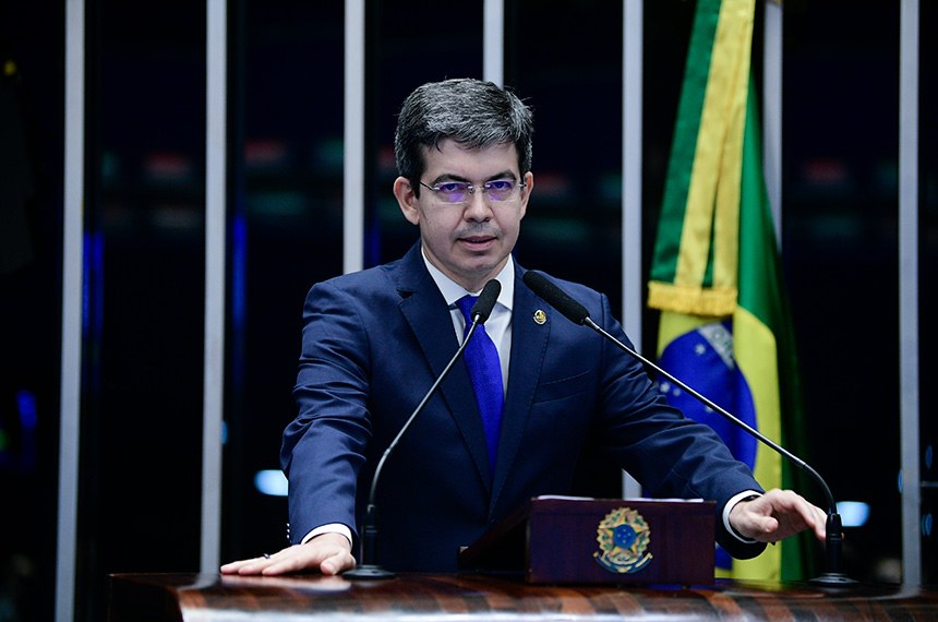 Senador pede que Michelle seja indiciada por “atos antidemocráticos”