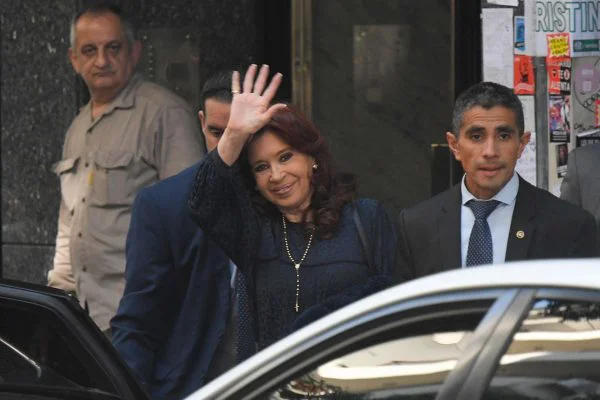 Cristina Kirchner é condenada a seis anos de prisão por corrupção