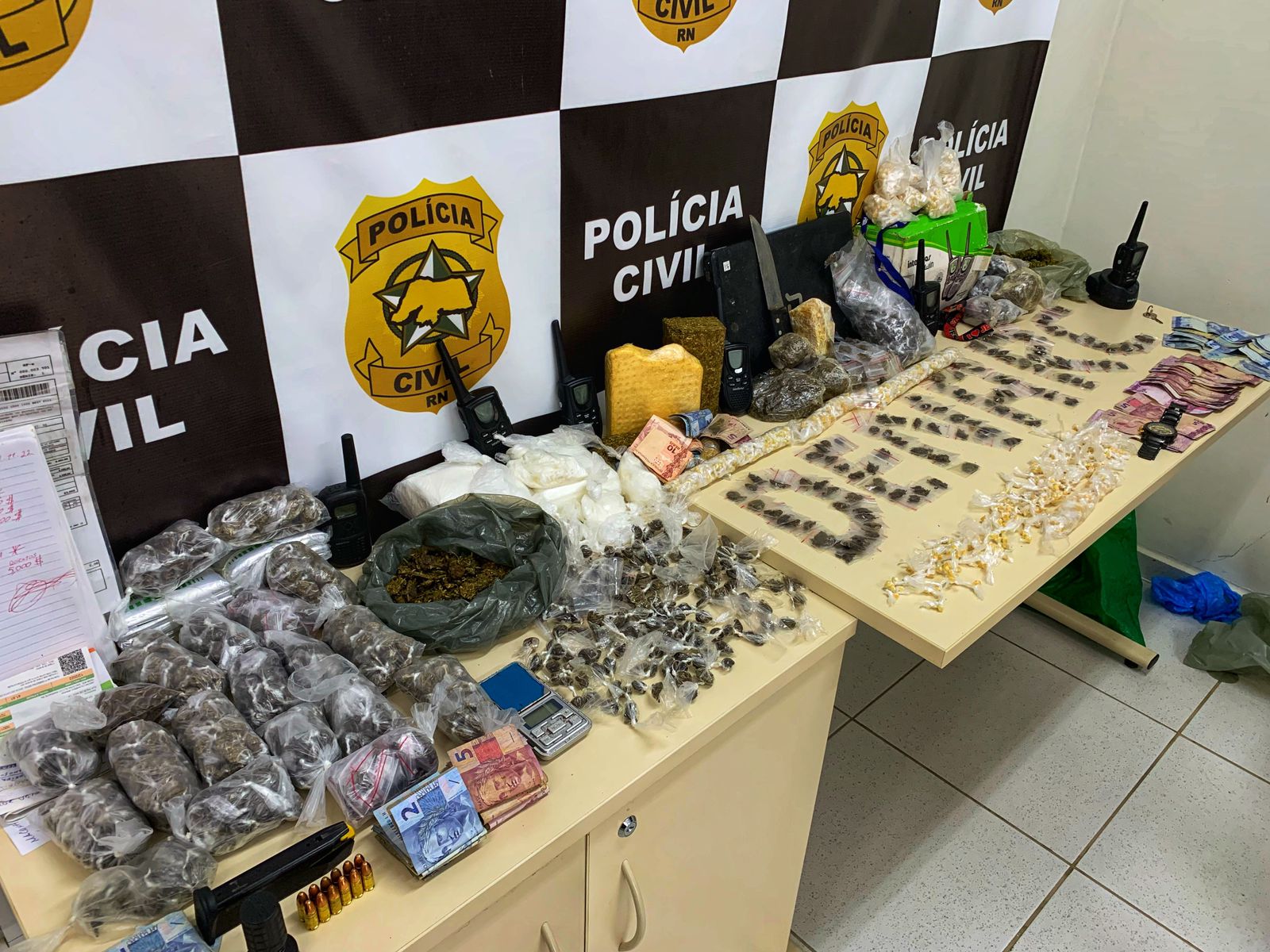 Drogas, dinheiro e munições são apreendidas dentro de residência em São Gonçalo do Amarante
