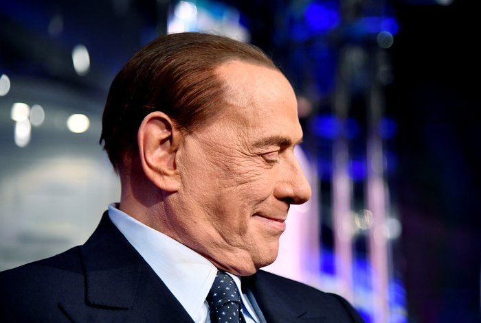 Berlusconi promete “ônibus cheio de prostitutas” em vitórias de time italiano