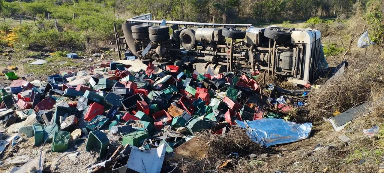 Motorista morre e passageiro fica ferido em acidente com caminhão no interior do RN