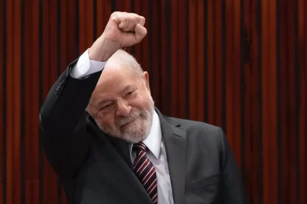 Lula faz críticas a Bolsonaro e chora ao ser diplomado no TSE