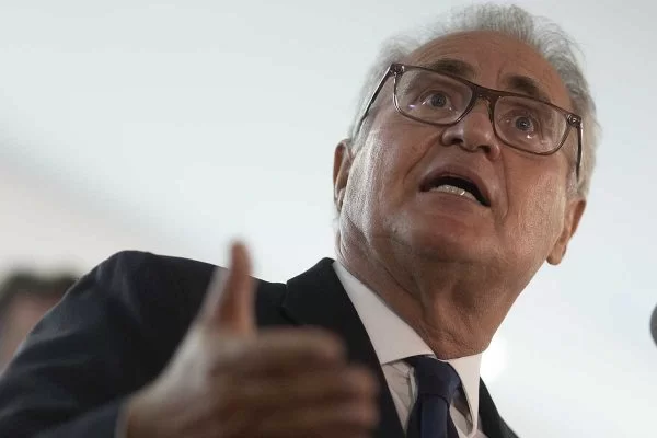 Renan Calheiros pede ao STF extradição “imediata” de Bolsonaro