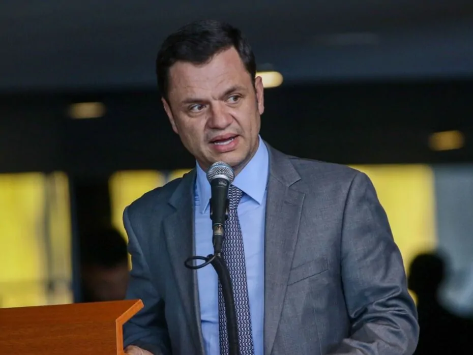 Ex-ministro Anderson Torres tem até a segunda-feira para se apresentar à PF ou pedido de extradição pode ser enviado