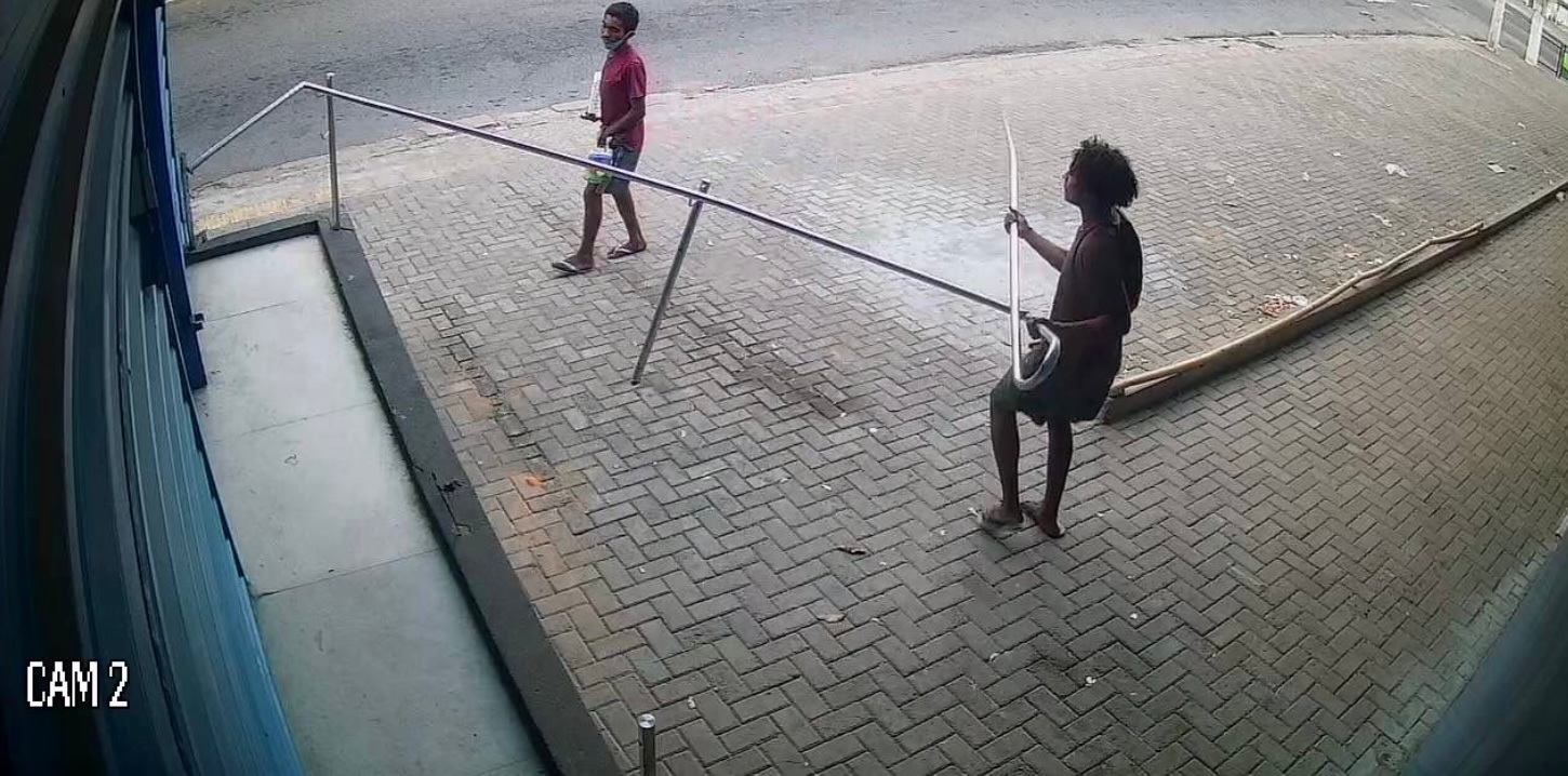Furto de corrimão vira moda em Natal; Veja imagem dos bandidos