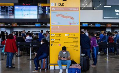 Organização Mundial de Saúde pede que viajantes usem máscaras contra nova variante da covid-19