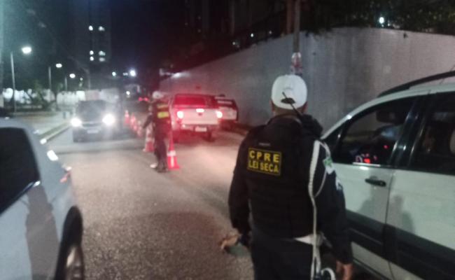 Mulher é presa em Ponta Negra, após testar positivo no bafômetro