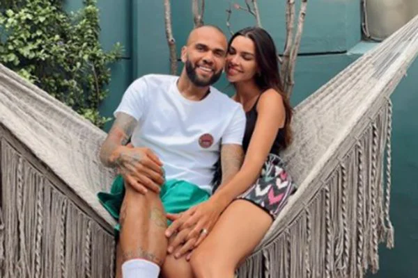 Após prisão, mulher de Daniel Alves declara apoio ao jogador nas redes