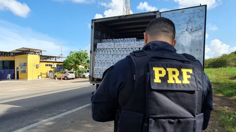 PRF apreende 18.500 unidades de bebidas alcoólicas sem nota fiscal no RN