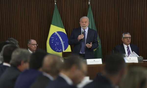 Em reunião com governadores, Lula diz que vai discutir "perdas com ICMS"